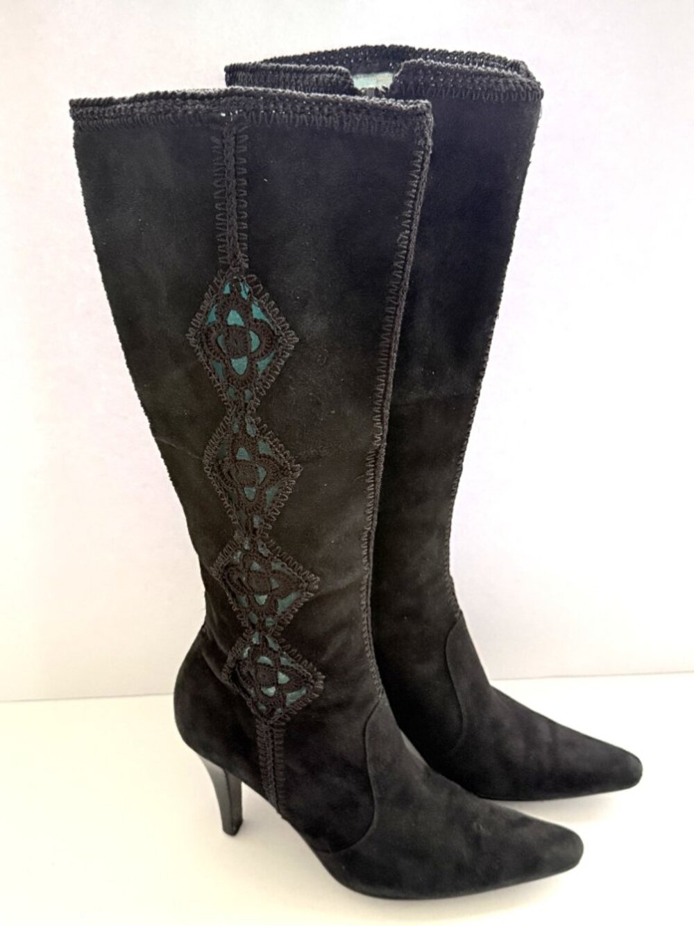 The Carlos Santana "Tempest" Women's Boots in size 8 feature a sleek black suede